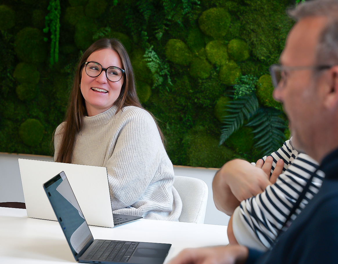 Zwei Männer arbeiten fröhlich zusammen und haben eine Mindmap auf einem Whiteboard abgebildet