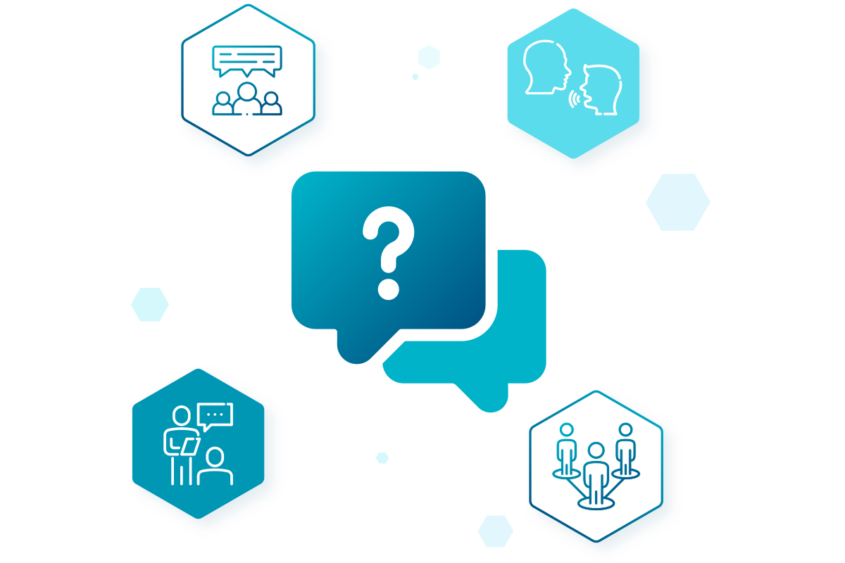 Zwei Männer arbeiten fröhlich zusammen und haben eine Mindmap auf einem Whiteboard abgebildet