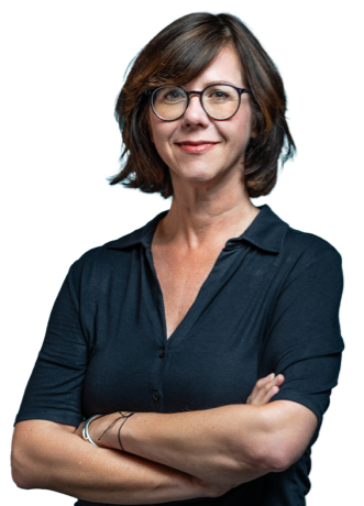 Isabel Nocker, Marketing Managerin, lächelt mit verschränkten Armen in die Kamera 
